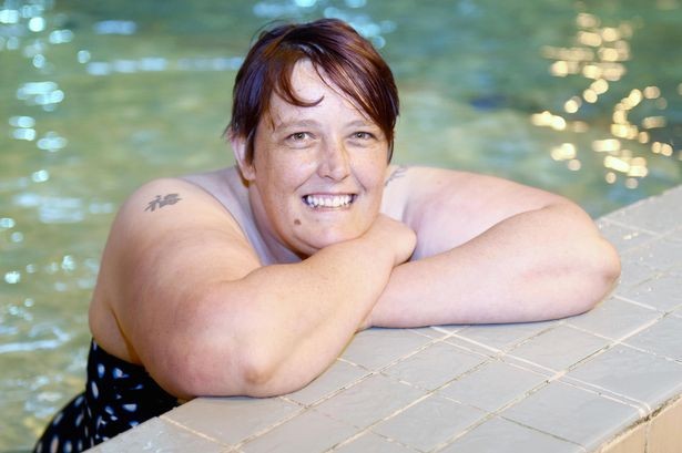 Donna McMahon vui vẻ xuống nước bơi sau khi khỏi bệnh sợ nước.