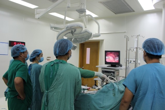 Ê kíp thực hiện ca phẫu thuận mổ bóc tách khối u quái dạng thai nằm trong lồng ngực bệnh nhân.