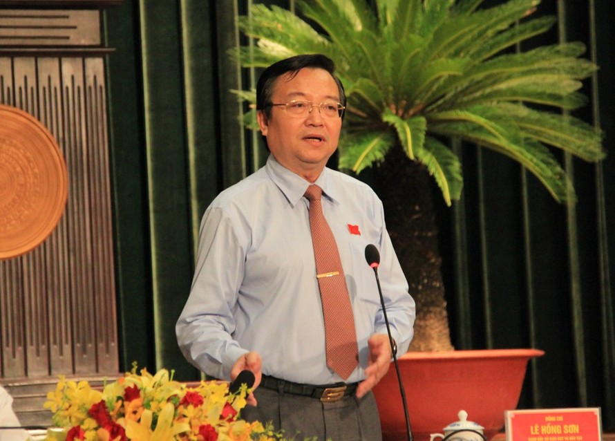 Ông Lê Hồng Sơn, Giám đốc Sở GD&ĐT TPHCM trả lời chất vấn của đại biểu.