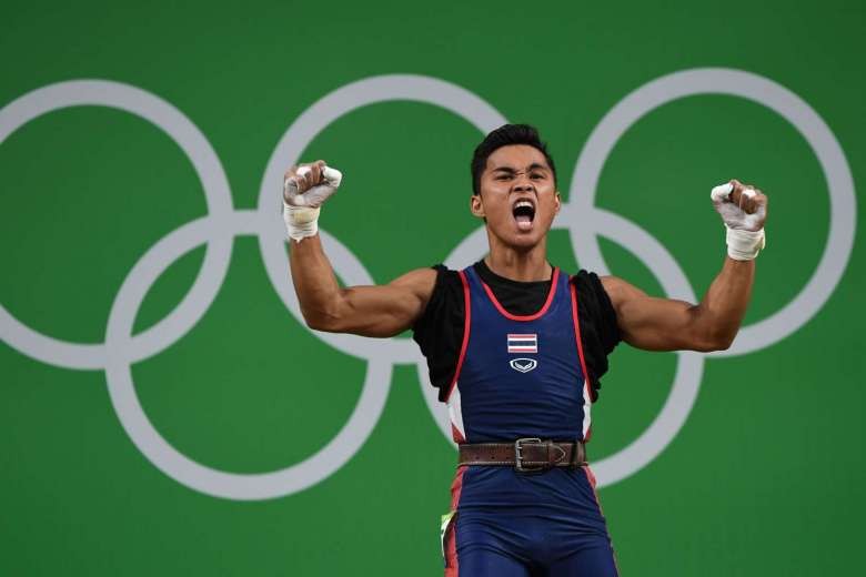 VĐV cử tạ người Thái Sinphet Kruaithong ăn mừng khi giành huy chương tại Olympic. 