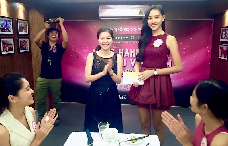 Bà Kim Dung (trái) thay mặt BTC trao quà hỗ trợ cho thí sinh Trần Thị Thùy Trang (phải). Ảnh: Hồng Vĩnh