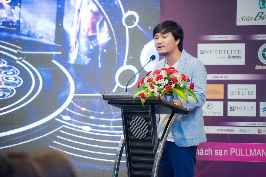 Tổng đạo diễn Hoàng Nhật Nam giới thiệu về sân khấu đêm Chung kết Hoa hậu Việt Nam 2015.