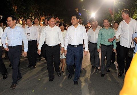 Chủ tịch UBND TP Hà Nội cùng du khách thả bước trên phố đi bộ sau lễ khai trương