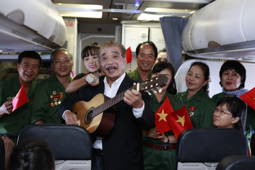NSND Trần Hiếu và các Cựu chiến binh vui cùng hành khách trên chuyến bay Jetstar Pacific trong dịp Quốc khánh 2/9/2015.