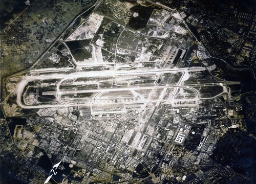 Không ảnh sân bay Tân Sơn Nhất năm 1968, khu vực trên và dưới đường băng vốn là căn cứ quân sự nay thành khu dân cư và sân golf. Ảnh: Flickr