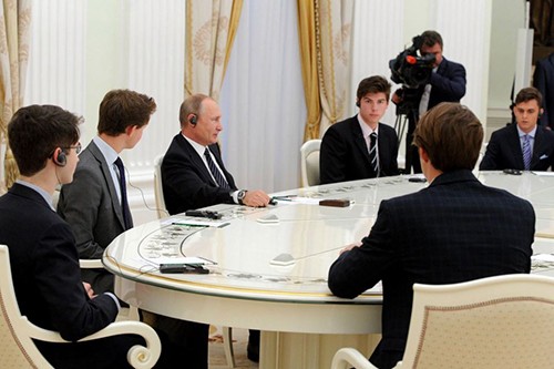 Tổng thống Putin gặp gỡ 11 sinh viên trường Eton.