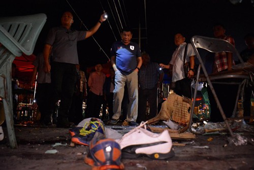 Tổng thống Rodrigo Duterte tại hiện trường vụ đánh bom ở Davao. Ảnh: Reuters