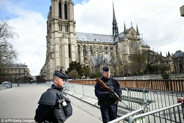 An ninh tại Pháp được thắt chặt kể từ khi nước này liên tục phải hứng chịu các cuộc khủng bố. Trong ảnh là các binh lính Pháp tuần tra bên ngoài nhà thờ Đức Bà hồi đầu năm nay.