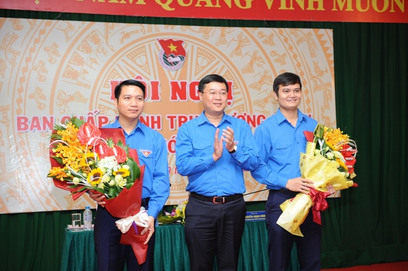 Bí thư thứ nhất T.Ư Đoàn Lê Quốc Phong (giữa) tặng hoa chúc mừng anh Bùi Quang Huy (phải) và anh Nguyễn Ngọc Lương. Ảnh: Đông Triều