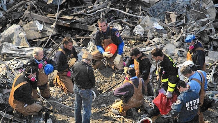 Các tình nguyện viên làm việc tại Ground Zero sau vụ tấn công 11/9.