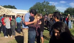 Các học sinh ôm nhau vì sợ hãi ngoài cổng trường trung học Alpine.
