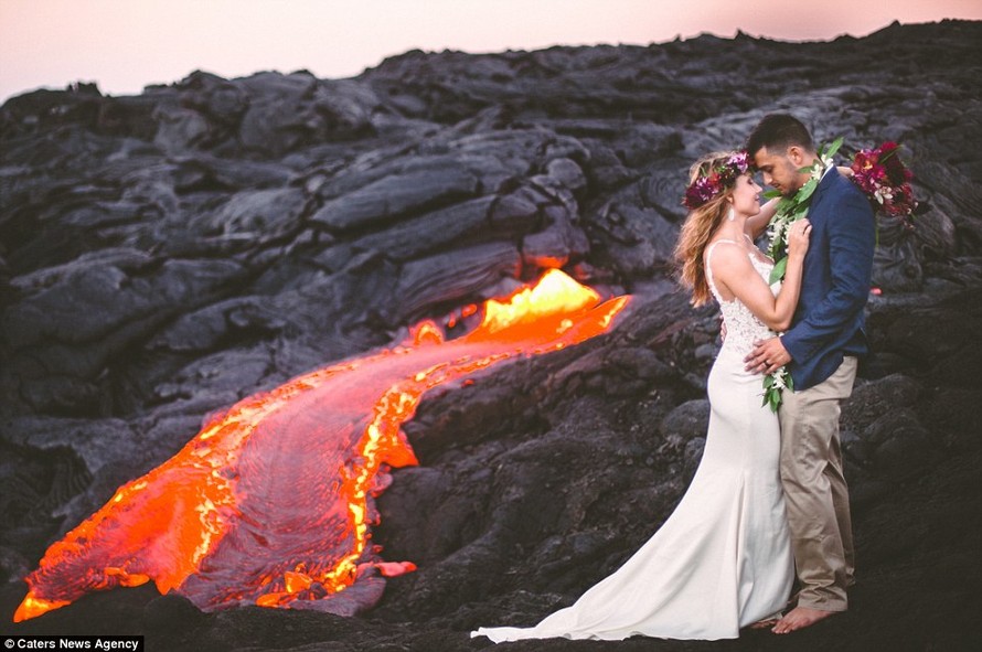 Cặp đôi liều lĩnh chụp ảnh cưới bên dòng dung nham nóng chảy