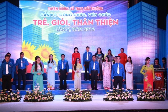 Các cán bộ, công chức, viên chức trẻ nhận giải thưởng lần thứ 6 - năm 2016