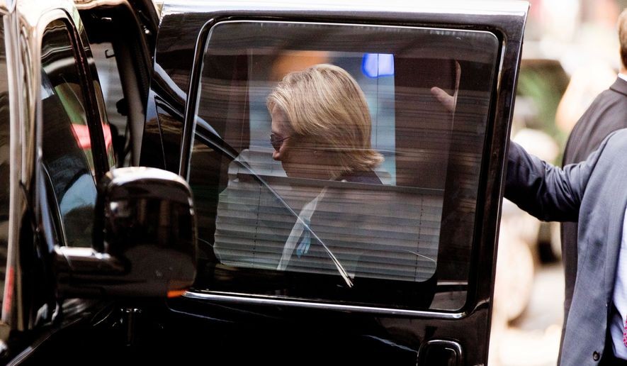 Bà Hillary Clinton bước lên xe sau khi khuỵu ngã lúc rời lễ tưởng niệm 11/9.
