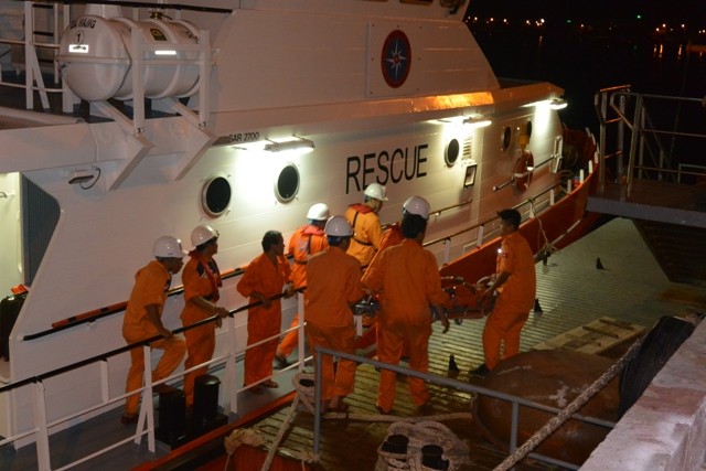 Nhân viên tàu cứu nạn trong một lần cấp cứu ngư dân nguy kịch trên biển. Ảnh: Danang MRCC cung cấp.
