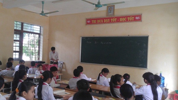 Thời tiết oi, thiếu ánh sáng nhưng lớp học tại Trường THCS Bình Sơn không được bật điện sáng, quạt mát. Ảnh: Hoàng Lam