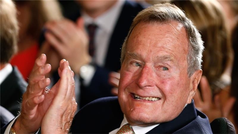 Cựu Tổng thống Mỹ George H.W. Bush (tức Bush “cha”) nay đã 92 tuổi.