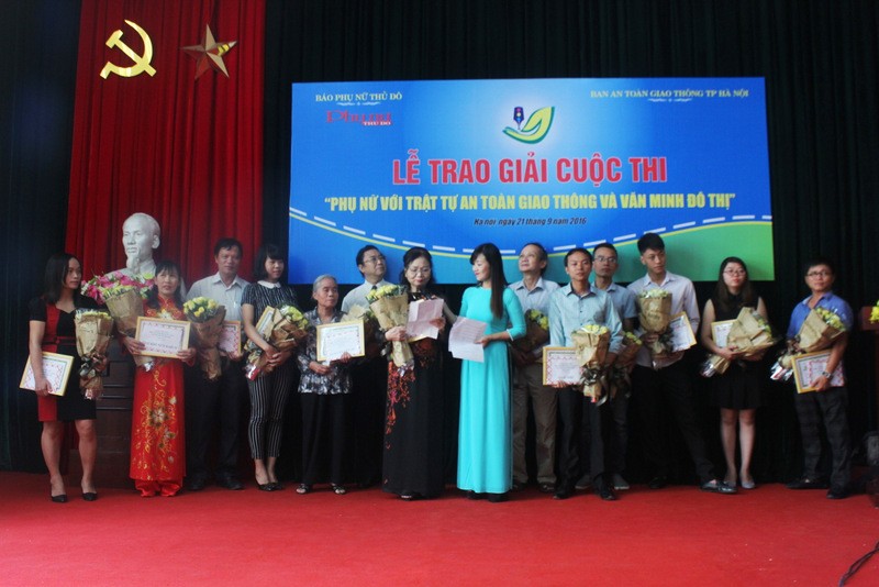 Các tác giả nhận giải tại lễ trao giải cuộc thi “Phụ nữ với trật tự an toàn giao thông và văn minh đô thị”.