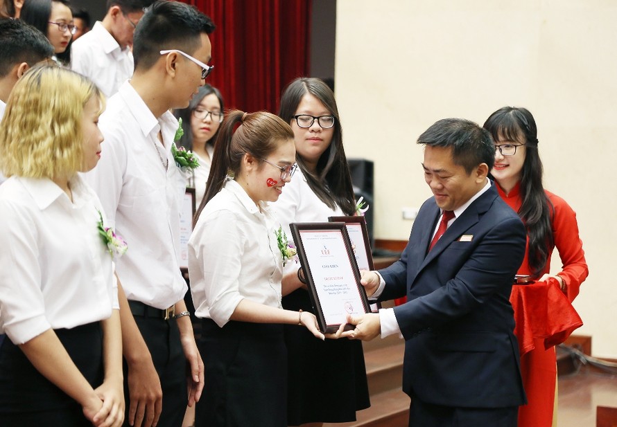 Gần 1.000 sinh viên trường Đại học Kinh tế- Tài chính TPHCM nhận học bổng.