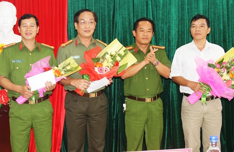 Đại tá Đặng Ngọc Sơn (thứ hai từ phải sang) tặng hoa, biểu dương các cán bộ, chiến sĩ tham gia chuyên án triệt phá đường dây cá độ 200 tỷ đồng tại Huế.