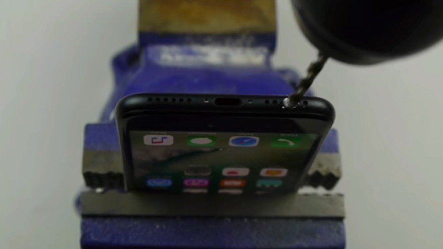 Hướng dẫn cách tạo lỗ cắm tai nghe trên iPhone 7 bằng... khoan