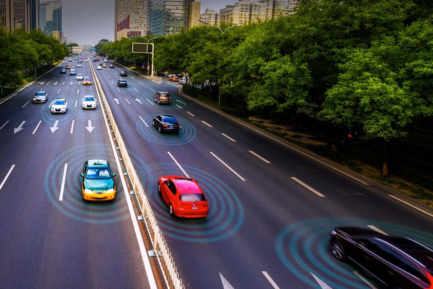 Mạng 5G sẽ kết nối các ứng dụng như lái xe tự động, đảm bảo an toàn giao thông trong các hệ thống giao thông thông minh và thành phố thông minh. Ảnh: Broadcom.
