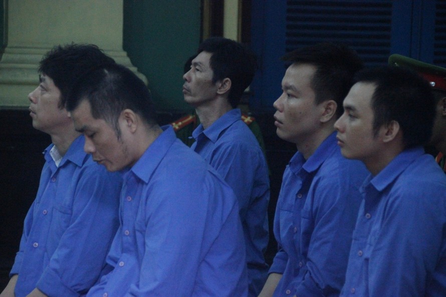 Băng nhóm ‘Tý điên’ tại phiên tòa ngày 29/9. Ảnh: Tân Châu