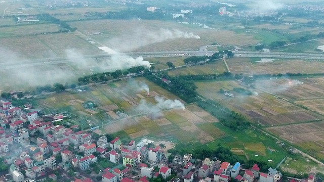 Mịt mù khói đốt rơm rạ 'bao vây' ngoại ô Hà Nội