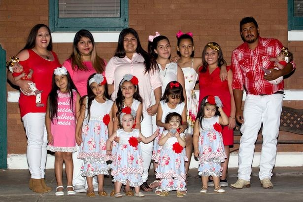 Augustina Higuera (29 tuổi) và chồng Jose (30 tuổi) cùng 14 cô con gái.