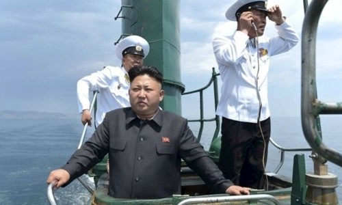 Nhà lãnh đạo Kim Jong-un trên tàu ngầm Triều Tiên. Ảnh: KCNA