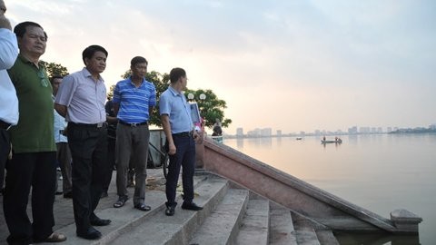 Chủ tịch UBND TP Hà Nội Nguyễn Đức Chung kiểm tra tình hình xử lý cá chết ở Hồ Tây. Ảnh: P.K