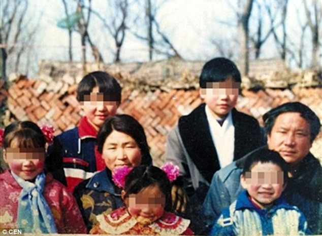 Bà Li cùng chồng và 5 người con.