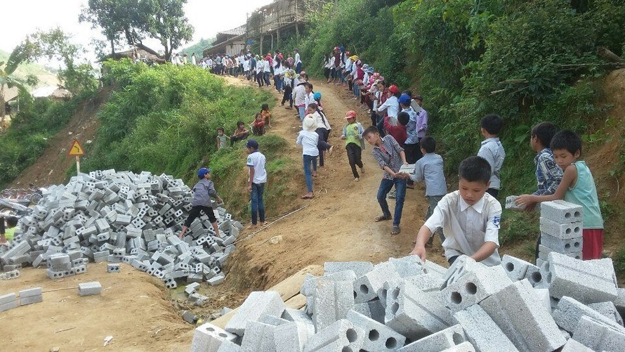 Hình ảnh của các em học sinh Trường Tiểu học Pá Vạt (xã Mường Luân, huyện Điện Biên Đông, tỉnh Điện Biên) khiến người lớn không khỏi thán phục.