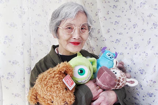 Bà Huang Citong (74 tuổi, sống tại Hồ Nam, Trung Quốc) luôn giữ nếp sống giản dị kể từ khi còn làm công nhân nhà máy. Hồi tháng Hai năm ngoái, bà Huang đã đến thăm cô cháu gái Guo Jingjing(20 tuổi) vốn là một người trẻ yêu thời trang và nhiếp ảnh.