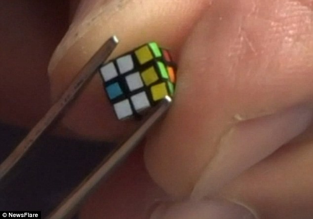 Rubic nhỏ chỉ vài milimet, phải dùng nhíp để chơi