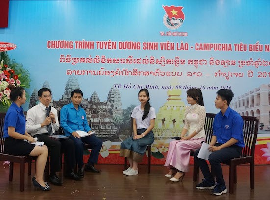 Giao lưu với 4 gương điển hình sinh viên Lào - Campuchia năm 2016. Ảnh: Ngọc Tuyết