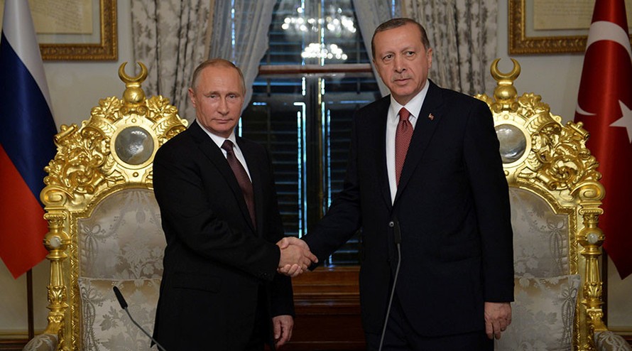Tổng thống Nga Vladimir Putin (trái) và Tổng thống Thổ Nhĩ Kỳ Recep Tayyip Erdogan (phải) bắt tay trong cuộc gặp hôm 10/10 tại Istanbul.