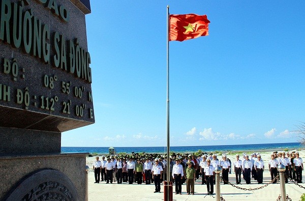 Lễ chào cờ trên đảo Trường Sa Đông, huyện đảo Trường Sa, tỉnh Khánh Hòa 