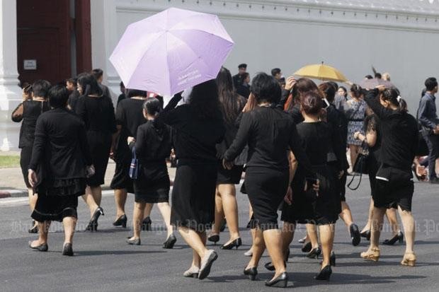 Người dân Thái Lan mặc đồ đen đổ về cung điện để tiễn biệt nhà vua Bhumibol Adulyadej.