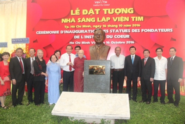 Các vị lãnh đạo Trung ương và TPHCM tham dự lễ dựng tượng cố GS-Viện sĩ Dương Quang Trung. Ảnh: Quốc Ngọc