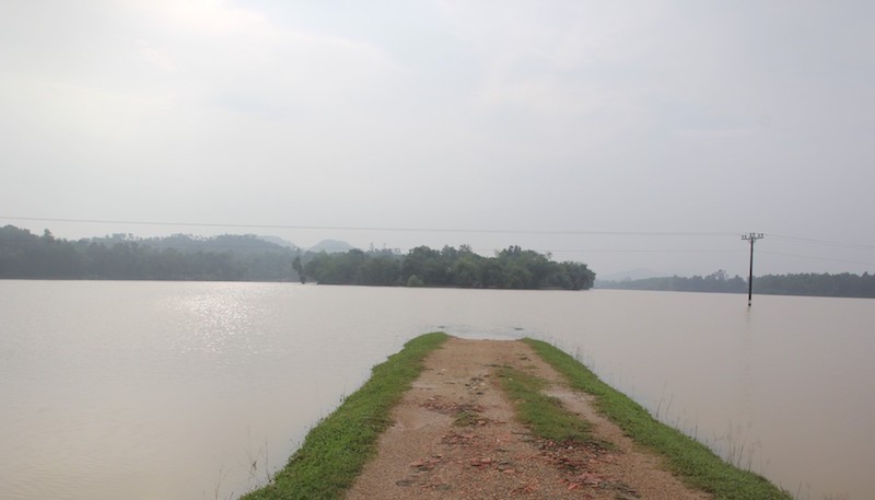 Nước dâng lên nhanh tại các vùng chiêm trũng thuộc các huyện hạ lưu sông Lam.