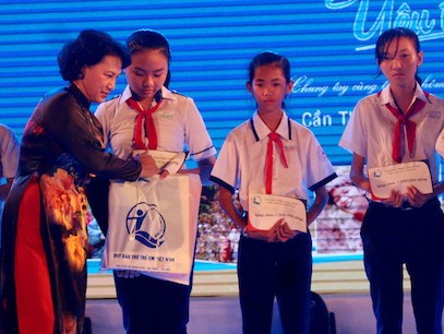Chủ tịch Quốc hội Nguyễn Thị Kim Ngân trao học bổng cho các em học sinh.
