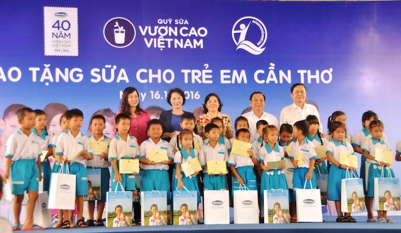 Chủ tịch Quốc hội Nguyễn Thị Kim Ngân trao tặng sữa cho trẻ em.