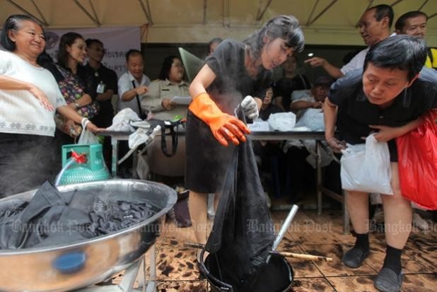 Chính phủ Thái Lan đang làm mọi cách để giúp người dân có đủ áo đen để mặc trong thời gian quốc tang.
