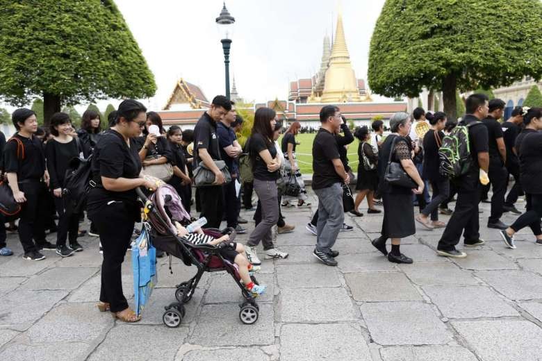 Người dân Thái Lan mặc đồ đen, xếp hàng vào cung điện hoàng gia để viếng nhà vua.