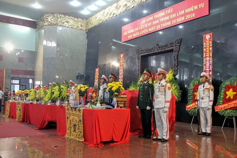 Sáng 21/10 tại nhà tang lễ Bộ Quốc phòng, Đảng ủy, Bộ Tư lệnh Binh đoàn 18 tổ chức lễ tang cho 3 phi công tử nạn trong vụ rơi trực thăng EC-130 ở Vũng Tàu, theo nghi thức quân đội. Ảnh: PLTPHCM