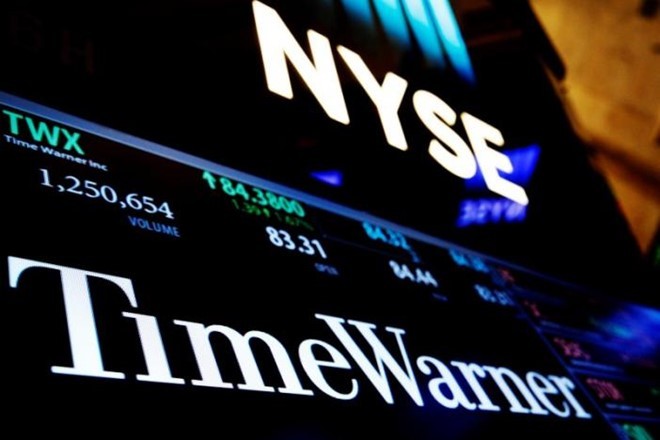 Thông tin về cổ phiếu Time Warner trên bảng điện tử sàn giao dịch chứng khoán New York hôm 21/10. Ảnh: Reuters.