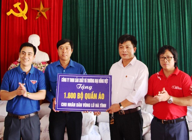 Ông Trần Thanh Hải, Phó giám đốc Công ty TNHH sản sản xuất và thương mại Hồng Việt trao tặng quần áo cho bà con vùng lũ Hà Tĩnh.