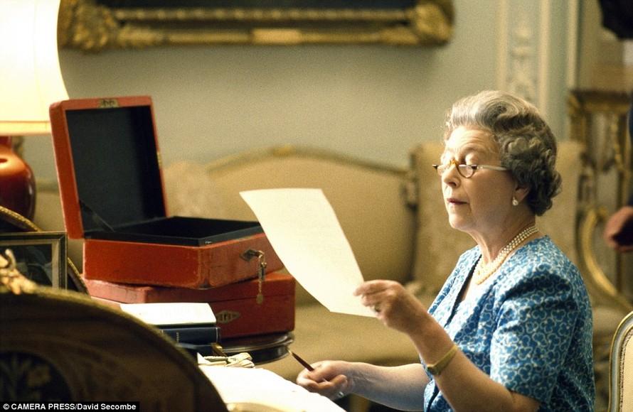 Nữ hoàng Anh Elizabeth thường xuyên gửi thiếp chúc mừng đến các tổ chức và người dân nhân dịp đặc biệt.