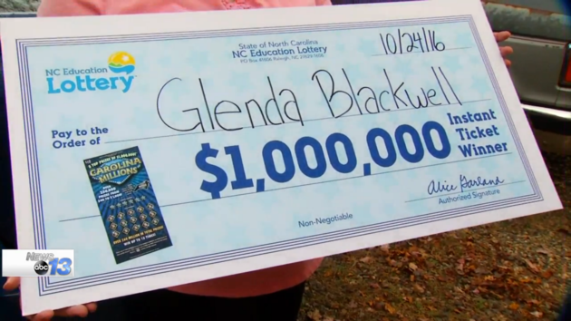 Bà Glenda nhận giải 1 triệu USD. 